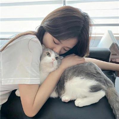 与一位女士合影